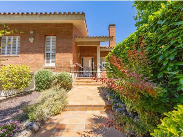 Chalet, Vic