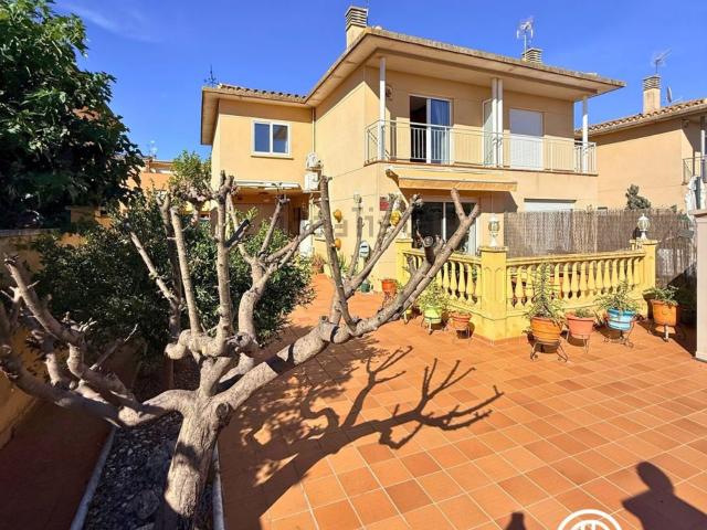 Chalet, Vila Sacra