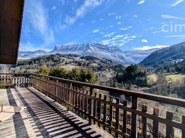 Chalet vue magnifique sur les sommets