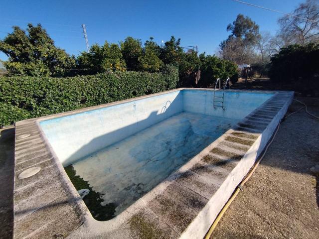 Chalet y nave en venta en la zona del Cortijo Alcaide