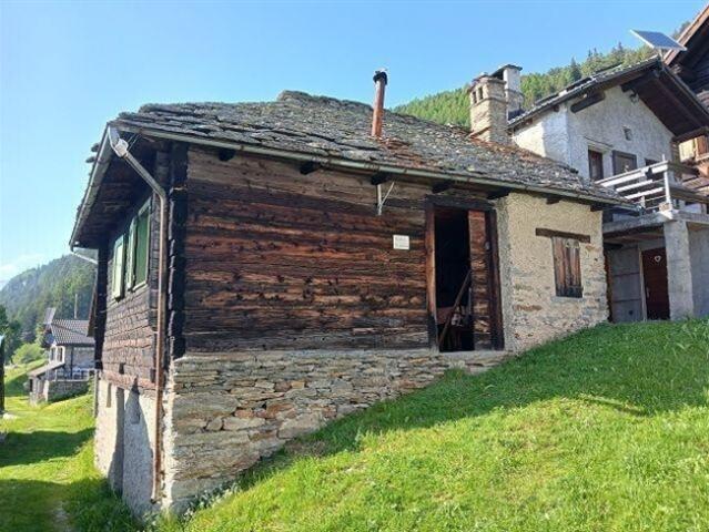 Chalet zum Ausbauen mit grosser Wiesenfläche sehr ruhig und sonnig / Rustico zum Renovieren mit grossem Wiesengrundstück