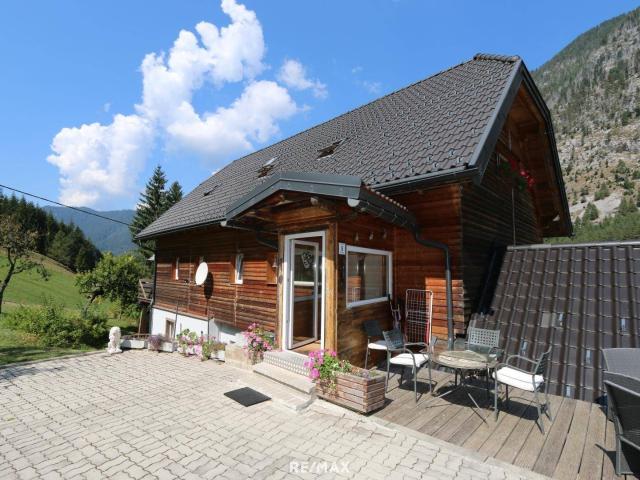 chaletartige Wohnung mit riesigem Garten, beinahe ein ganzes Haus