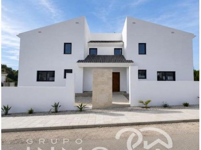 Chalets de obra nuevo en urbanización de Monserrat