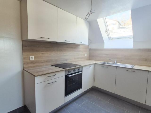 Chaleureux logement de 2.5 pièces, cuisine et salle de bains neuves 1er loyer offert