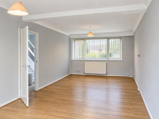 Chalfont Station Road, Amersham. 2 bed flat to rent £1,849 pcm £427 pw