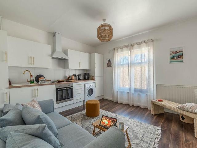 Chalk Hill, WD19, Bushey, Watford, WD19 2 bed flat to rent £1,600 pcm £369 pw