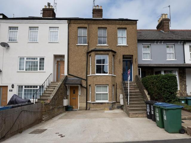 Chalk Hill WD23, Bushey, Watford, WD19 1 bed flat to rent £1,300 pcm £300 pw