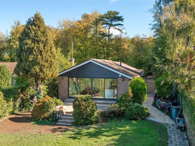Chalk Lane, East Horsley. 5 bed bungalow to rent £4,750 pcm £1,096 pw