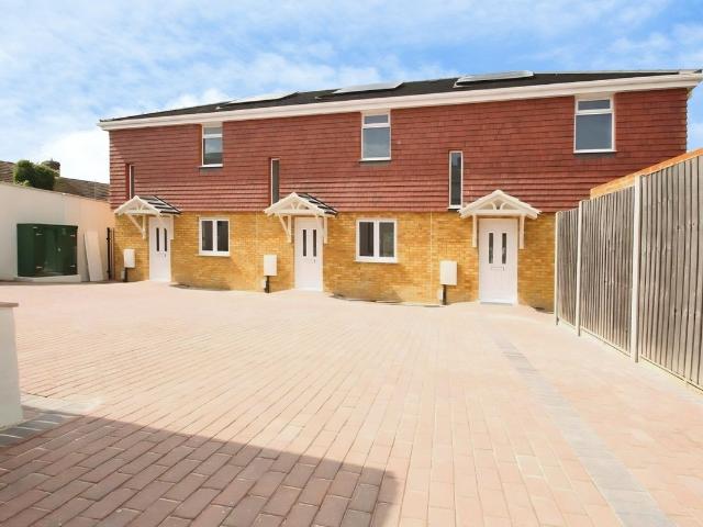 Chalkpit Hill, Chatham ME4, 2 bed end terrace house to rent, £1,500 pcm | PrimeLocation