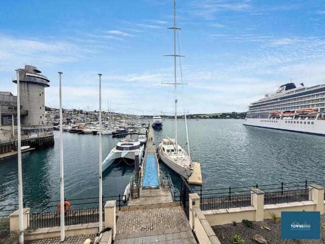 Challenger Quay, Falmouth, TR11 3 bed flat to rent £1,950 pcm £450 pw