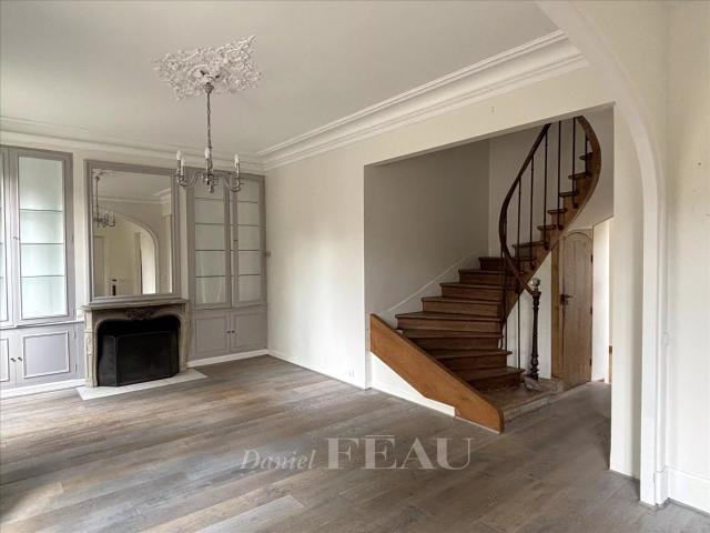 CHAMBOURCY CENTRE– Maison et dépendances 215m² Chambourcy
