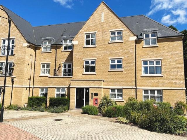 Chambord House, Queenswood Crescent. 2 bed flat to rent £1,800 pcm £415 pw