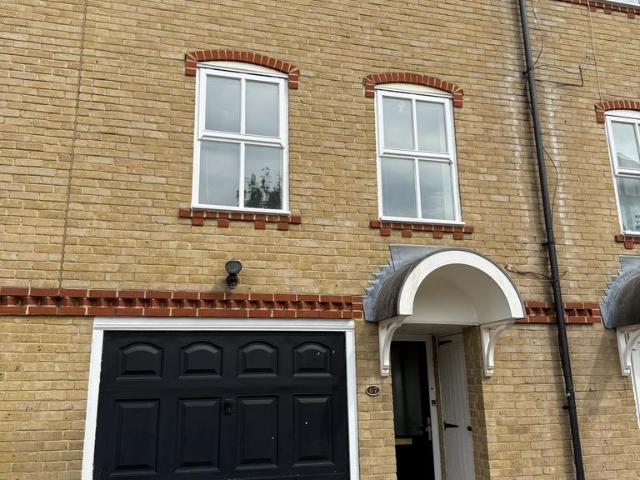Chamberlayne Avenue, Wembley HA9 3 bed house to rent £2,750 pcm £635 pw