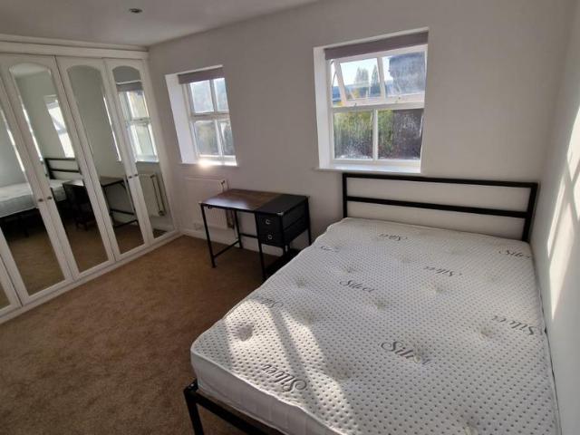 Chamberlayne Avenue, Wembley HA9 4 bed house to rent £3,000 pcm £692 pw