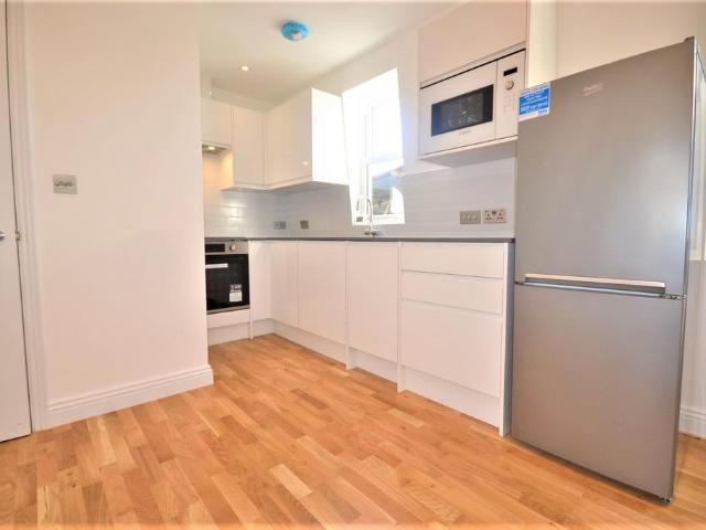 Chamberlayne Road, Kensal Green. 1 bed flat to rent £1,690 pcm £390 pw