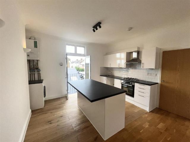 Chamberlayne Road, Kensal Rise 3 bed flat to rent £2,850 pcm £658 pw