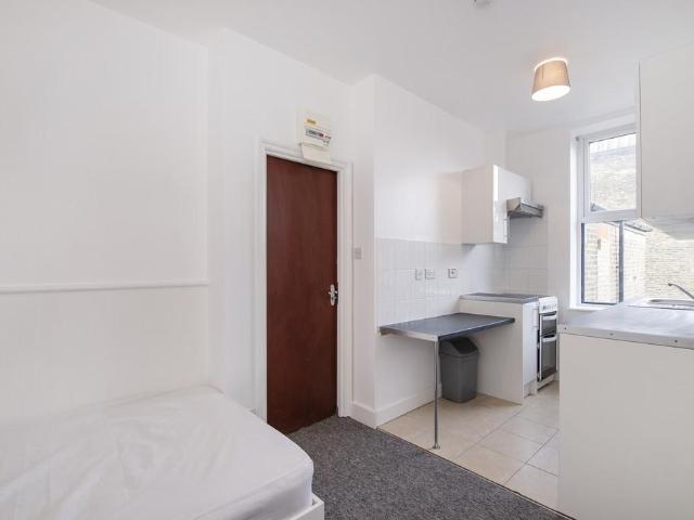 Chamberlayne Road, Kensal Rise NW10 Studio to rent £1,150 pcm £265 pw