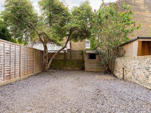 Chamberlayne Road, London, NW10 2 bed apartment to rent £2,650 pcm £612 pw