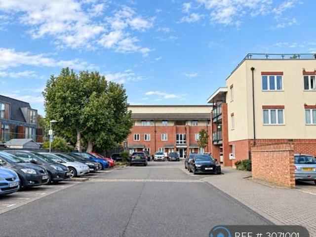 Chamberlain Close, Hayes, UB3 2 bed flat to rent £1,700 pcm £392 pw