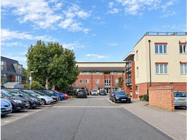 Chamberlain Close, Hayes UB3, 2 bed flat to rent, £1,700 pcm | PrimeLocation