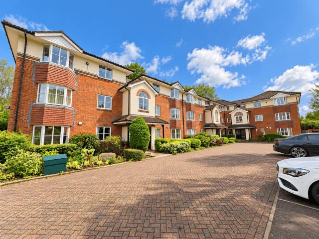 Chamberlain Drive, Summerville Mews. 2 bed apartment to rent £1,150 pcm £265 pw