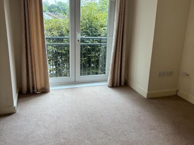 CHAMBERLAIN GARDENS, BREDBURY. 2 bed apartment to rent £900 pcm £208 pw