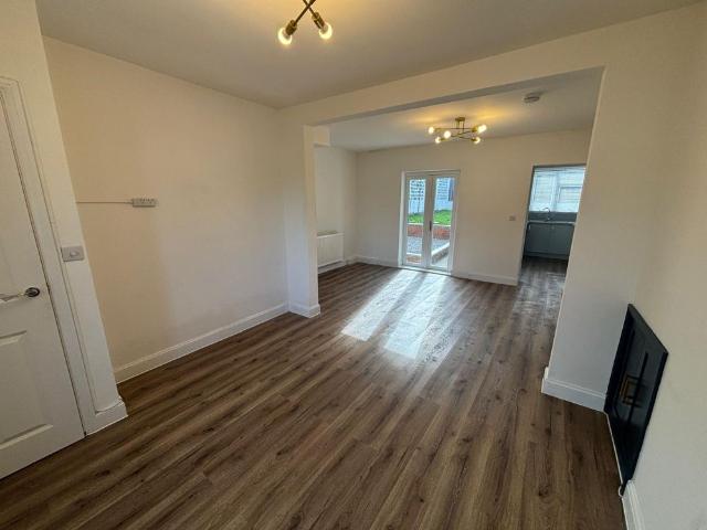 Chamberlain Road, Neath, SA11