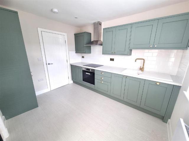 Chambers House, Queen Street, Morley 2 bed apartment to rent £895 pcm £207 pw