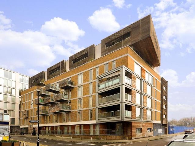 Chambers Street, Shad Thames, London. 1 bed flat to rent £2,095 pcm £483 pw