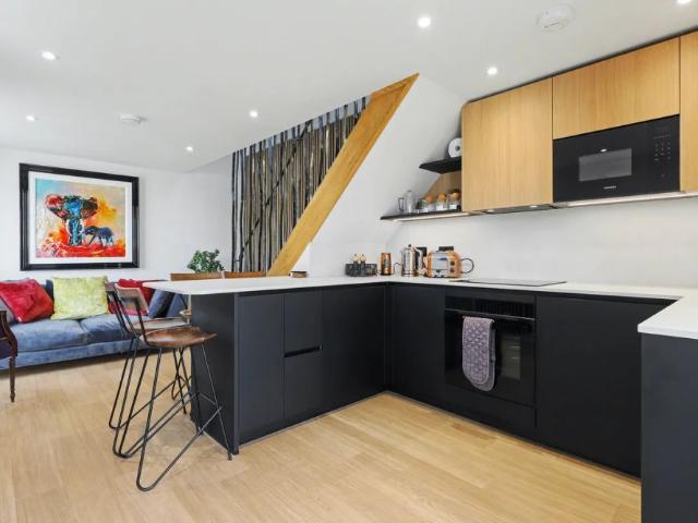 Chambrai Close