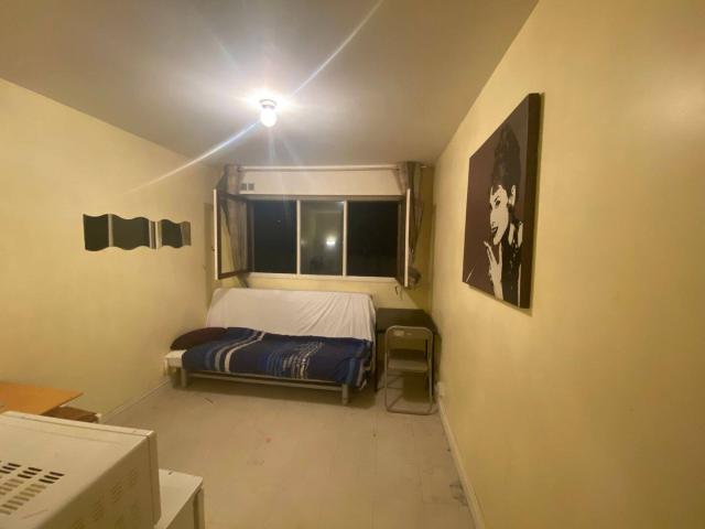 Chambre meublée
