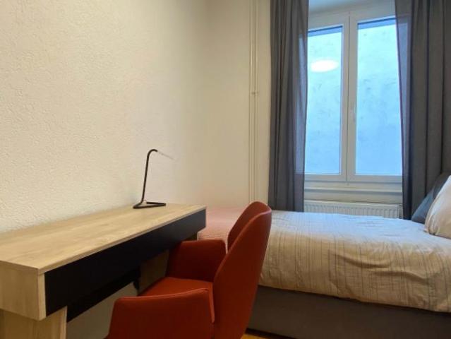 Chambre meublée dans un appartement rénové dans un emplacement de premier choix