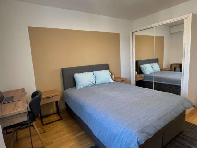 Chambre meublée dans un appartement rénové dans un emplacement privilégié