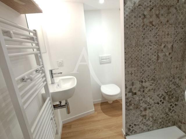 Chambre meublée dans un immeuble en centre ville des Herbiers