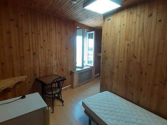 Chambre meublée. Proximité immédiate du centre ville et du jardin des Plantes.Chambre meublée avec petit coin cuisine et salle de douche avec WC