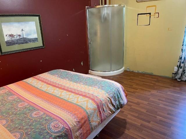 Chambre avec toilette et douche privée