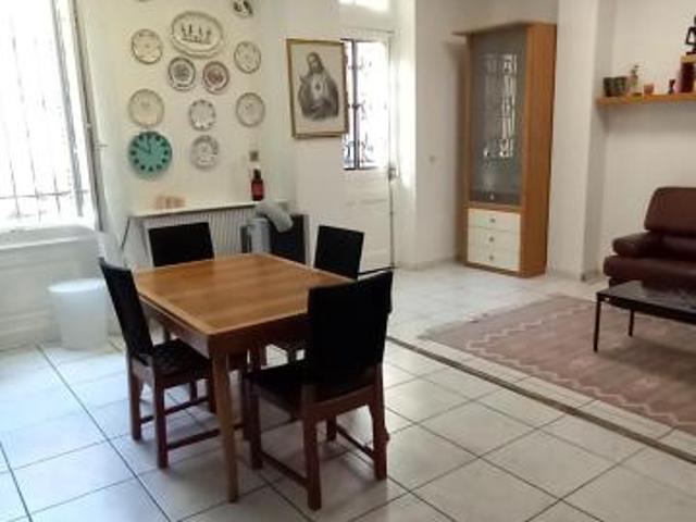CHAMBRE ETUDIANTE DANS BELLE MAISON DE VILLE OULLINS PROCHE METRO, Oullins