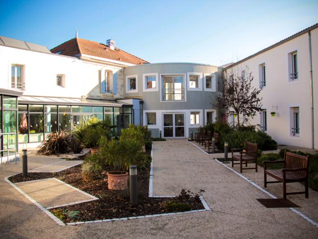 Chambre EHPAD à Saint Jean d’Angle Lot LMNP géré par DOMIDEP Revenu locatif immédiat 5,50 %