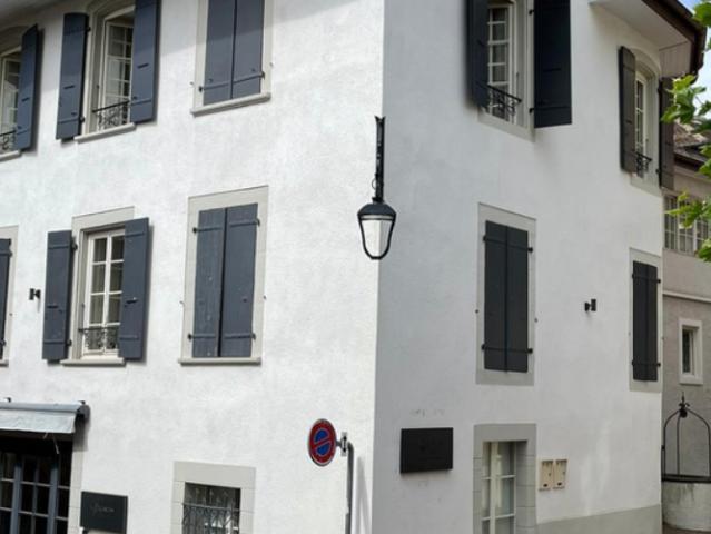 Chambre idéalement située dans immeuble au bord du lac