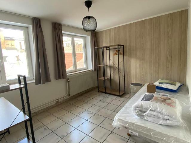 Chambre partagée à louer à Charleroi, Rue de la Régence
