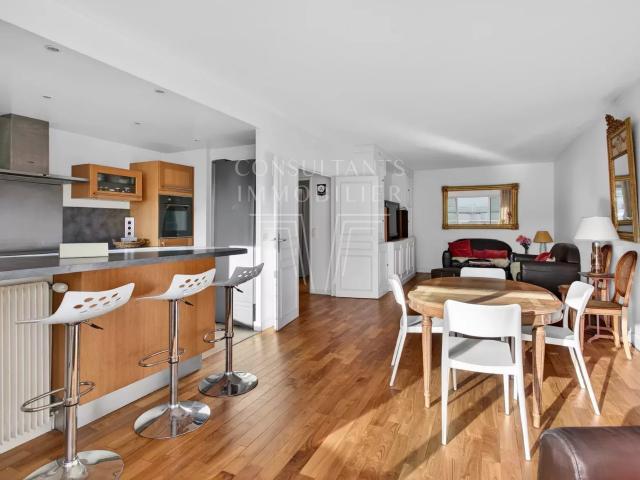 CHAMP DE MARS/SUFFREN. APPARTEMENT EN ÉTAGE ÉLEVÉ