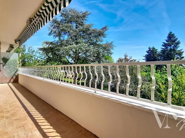Champagne au Mont d'Or T4 de 80 m2 avec balcon, cave, parking et garage
