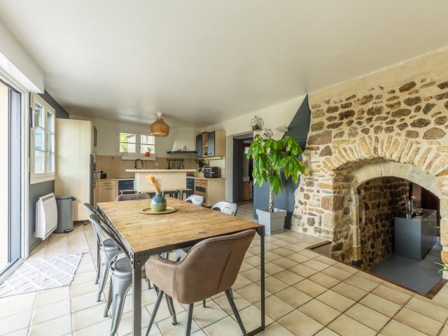 Champeix, Marchidial, 63320, Maison rénovée 170 m2, terrain, cave, stationnement, 295 000 euros FAI
