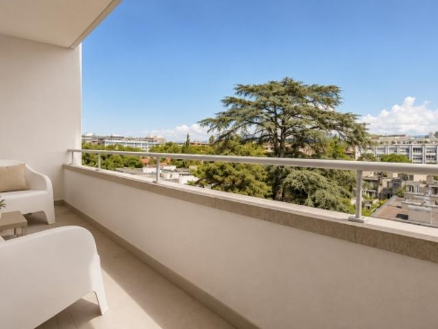 Champel | Elegante 5 Zimmer Wohnung mit offenem Blick und Balkon