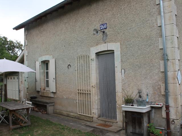 Champillet Ancienne maison de chemin de fer avec extension sur un terrain de 1260 m2