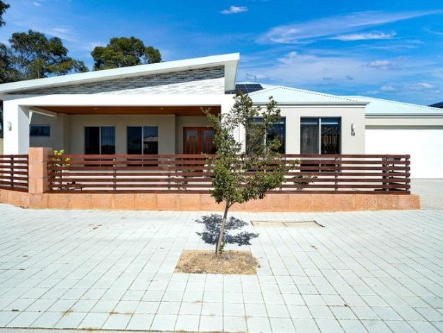 CHAMPION HOME IN CHAMPION LAKES!