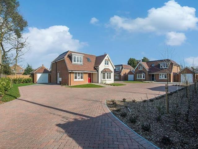 Chance Mead, Mayfield Avenue, New. 4 bed detached house to rent £3,500 pcm £808 pw