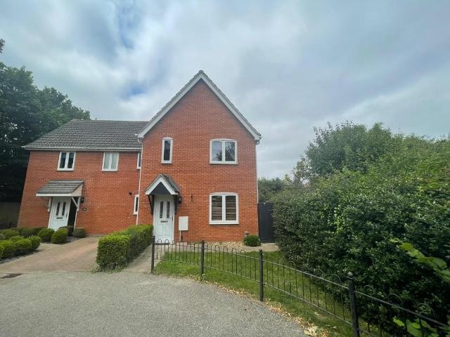 Chancellor Walk, Ipswich IP4 3 bed semi detached house to rent £1,300 pcm £300 pw