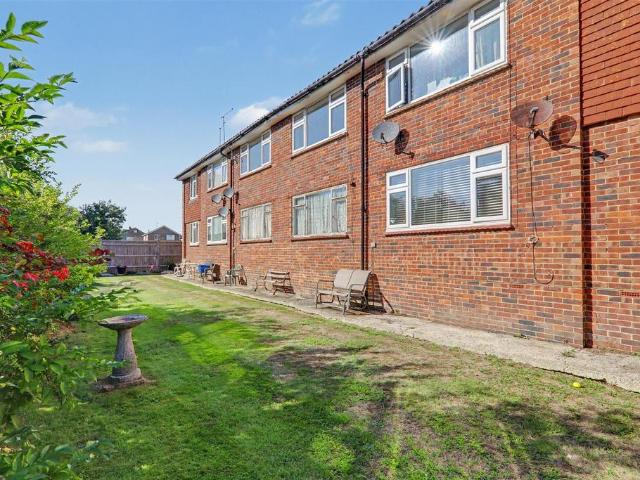 Chancton Close, Worthing 1 bed flat to rent £1,000 pcm £231 pw