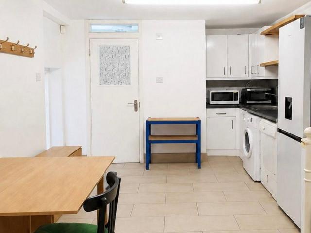 Chandos Avenue, London, N20 Studio to rent £1,050 pcm £242 pw